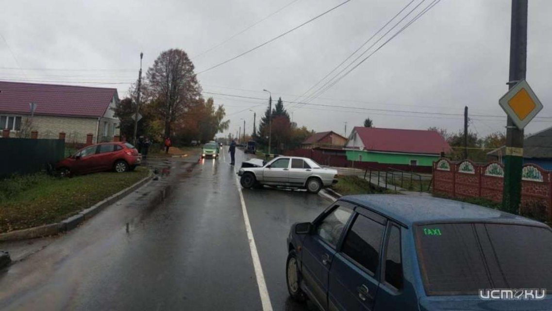 Женщина за рулем «Ситроена» устроила ДТП во Мценске: двое пострадали