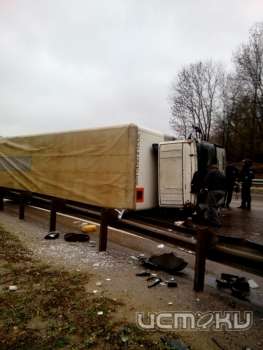 В Орловской области перевернулся грузовик. Его водитель погиб