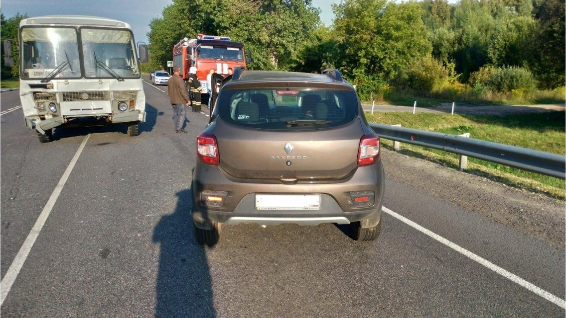 На трассе «Орел-Брянск» столкнулись «Рено» и пассажирский автобус