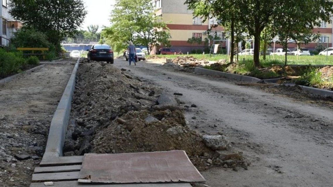 Ремонт дворов по-орловски: испугавшись проверки, рабочие сбежали с объекта