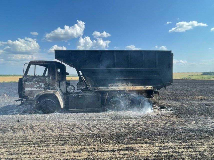 Под Орлом на поле с пшеницей полыхал «КАМАЗ»