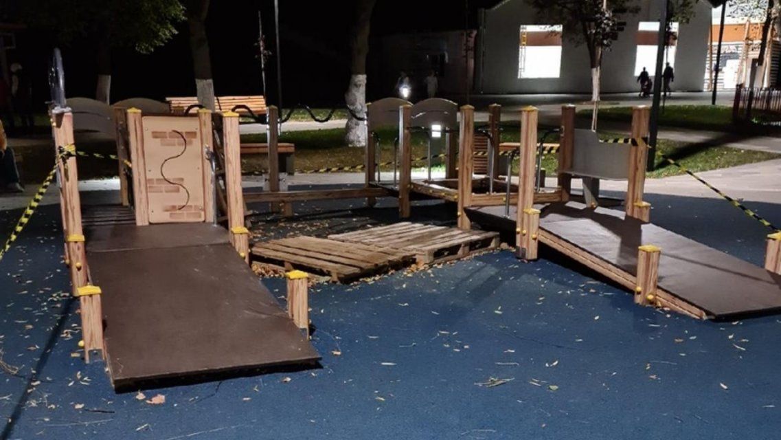 Советник орловского губернатора: «На детский парк снова напали варвары»