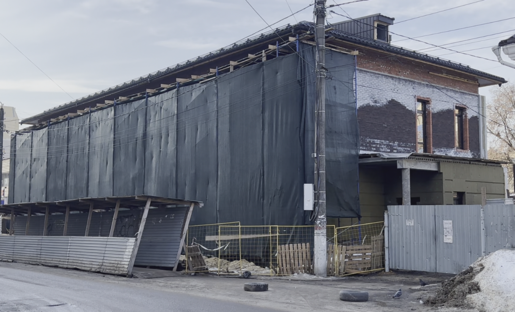 На месте тихо снесенного исторического дома станции юных туристов неспеша продолжается стройка