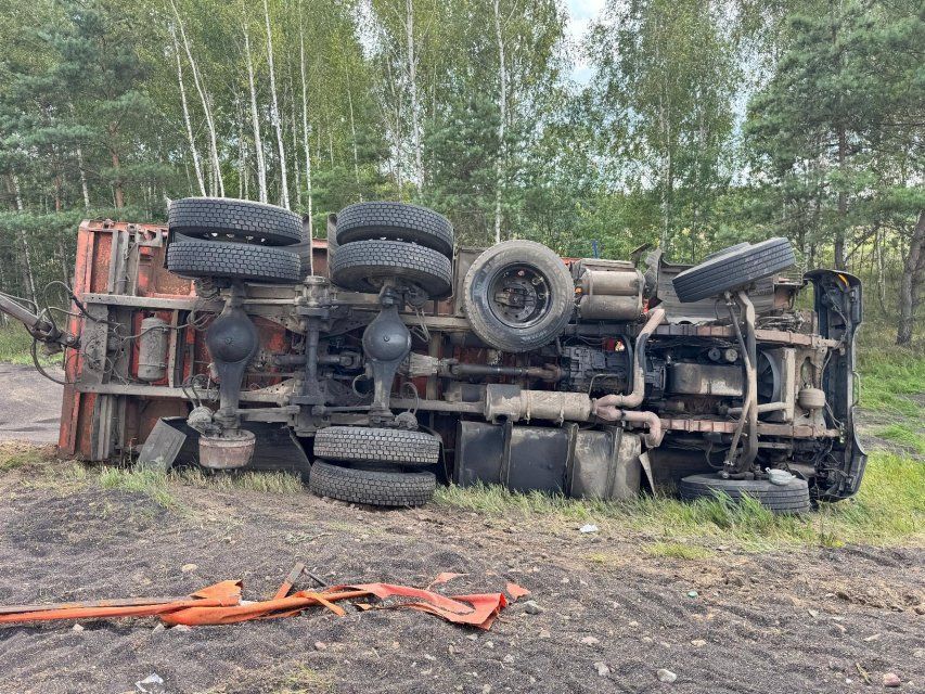 Под Орлом КамАЗ перевернулся из-за взрыва колеса