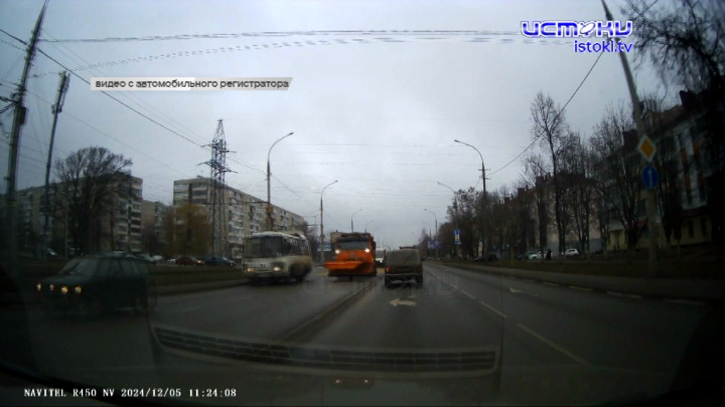 Сегодня на орловских дорогах можно было наблюдать многочисленную снегоуборочную технику