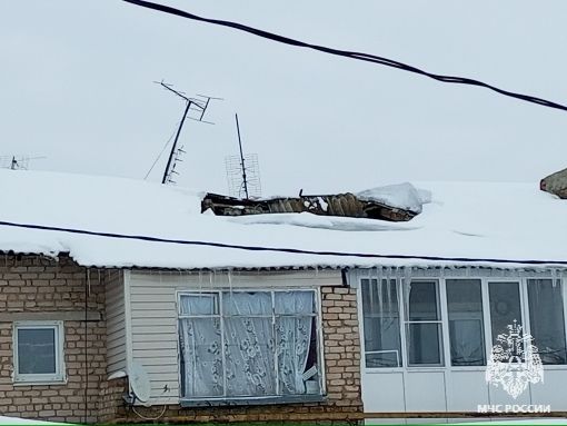 В Новосиле от снега просела крыша жилого дома