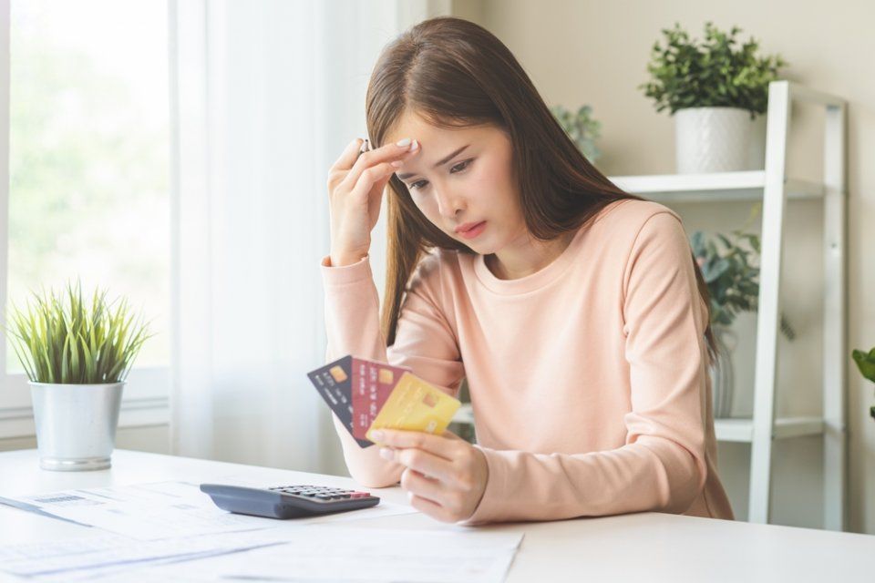 Могут ли коллекторы заблокировать зарплатную карту в 2025 году