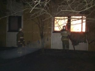 В поселке Долгое сгорел двухэтажный дом
