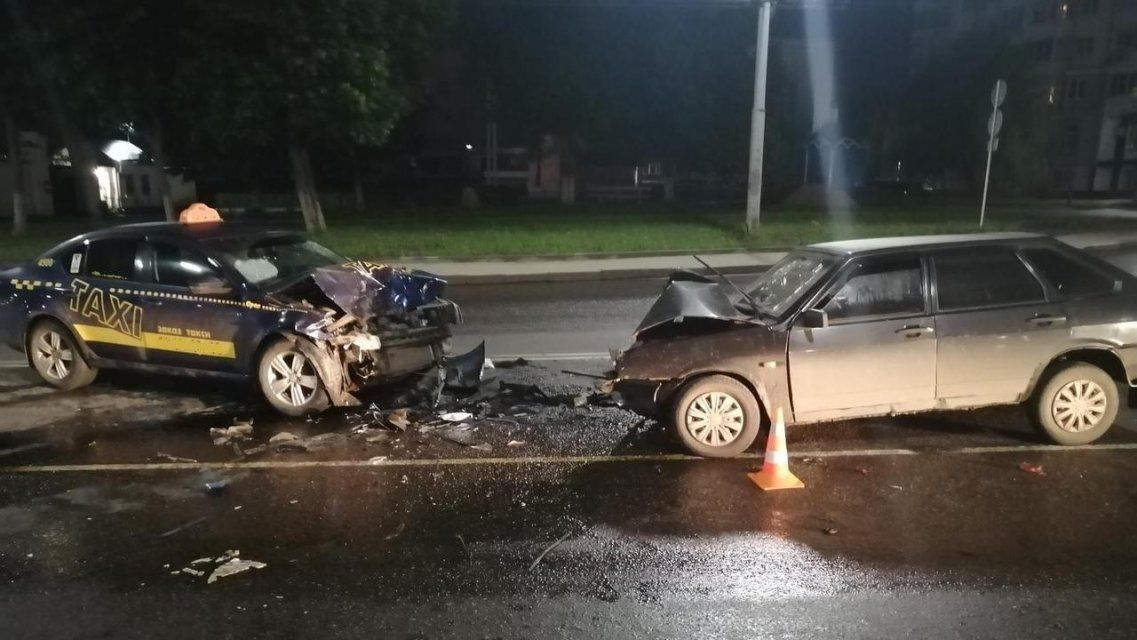 Ночью в районе «Дашеньки» в Орле лоб в лоб столкнулись ВАЗ и такси