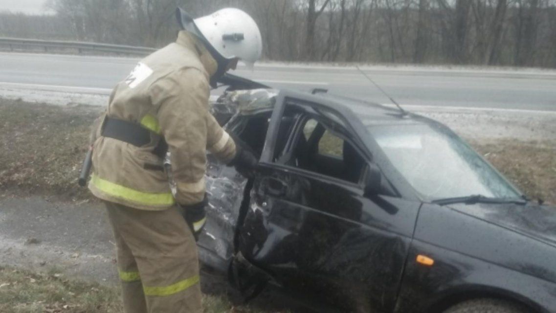 На Орловщине водитель «Лады» не справился с управлением и влетел в КамАЗ