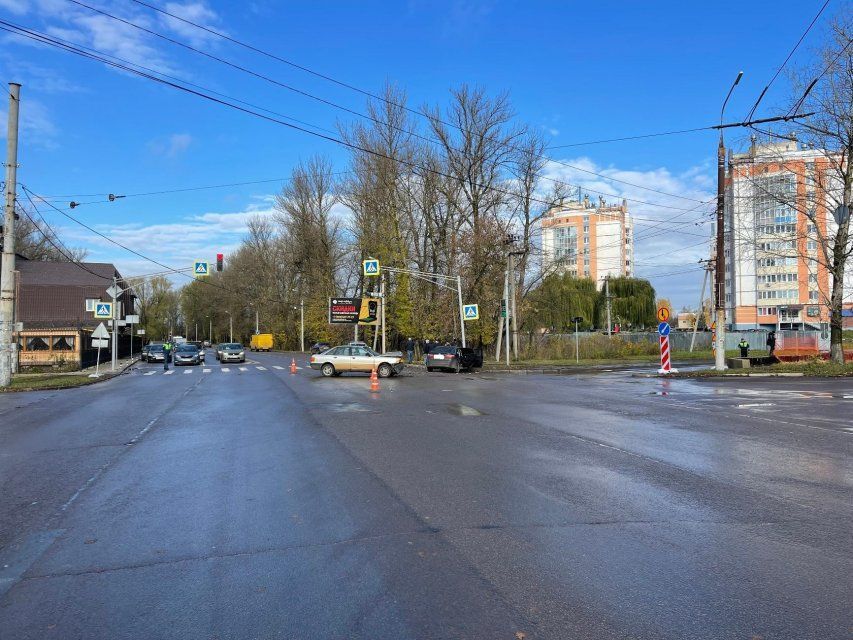 В Орле на перекрестке столкнулись две иномарки