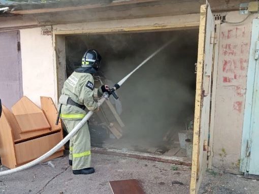 В Орле по неизвестной причине полыхали гаражи