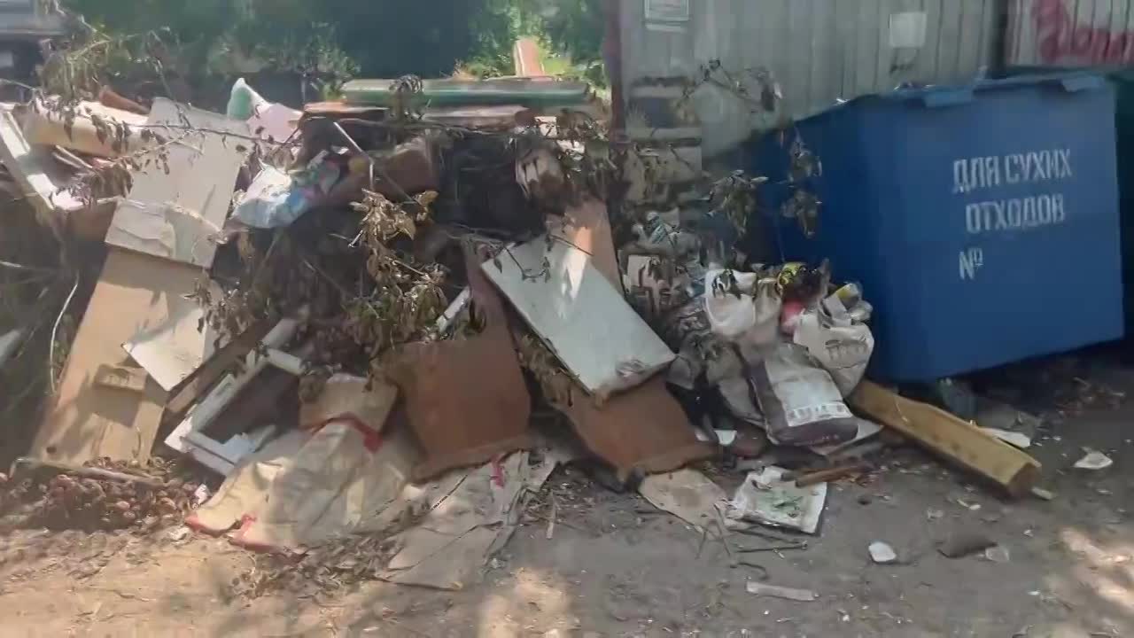 Груды мусора на Комсомольской в Орле