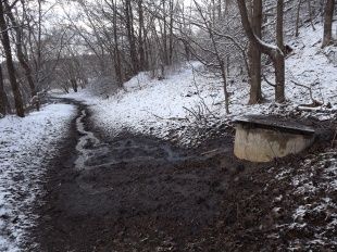 Детям приходится ходить в школу по канализационной жиже