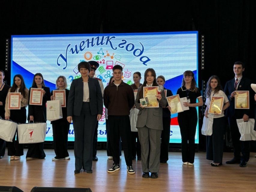 Полина Птицына из Хотынецкой СОШ стала «Учеником года» в Орловской области