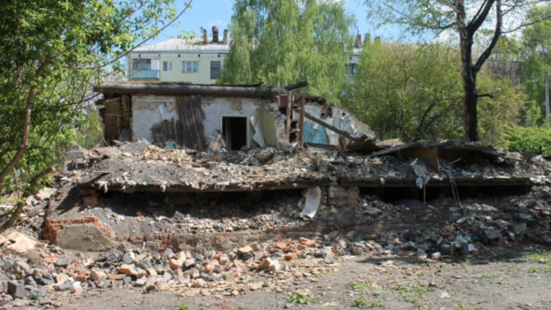 В Орле дети гуляют по развалинам полуразрушенного здания