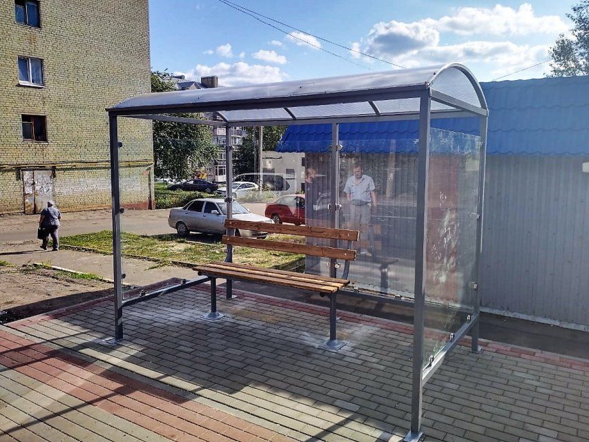 Вандалы сломали новую остановку на ул. Паровозной в Орле