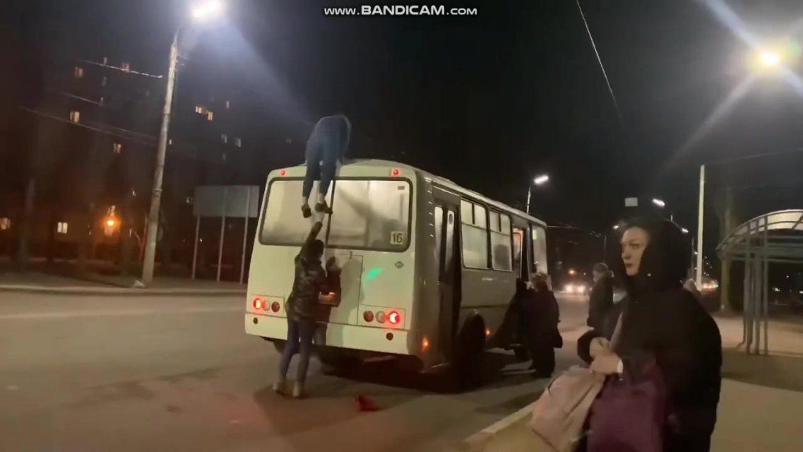Видео: подражая столичным зацеперам, орловчане прокатились на крыше маршрутки