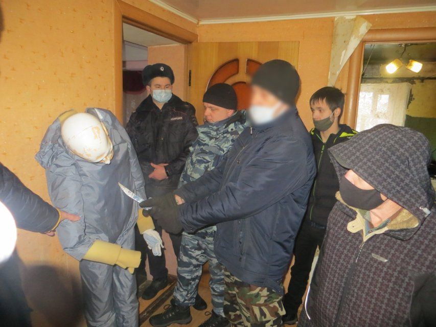 В ходе застолья амчанин едва не зарезал возлюбленную