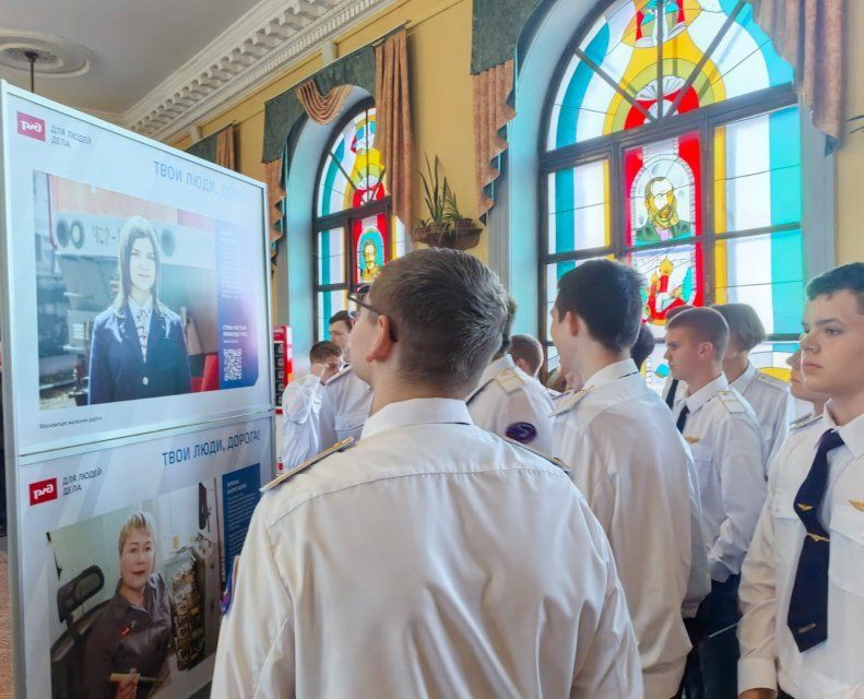  На вокзале Орел ко Дню компании открылась выставка "Твои люди, дорога!" о работниках магистрали