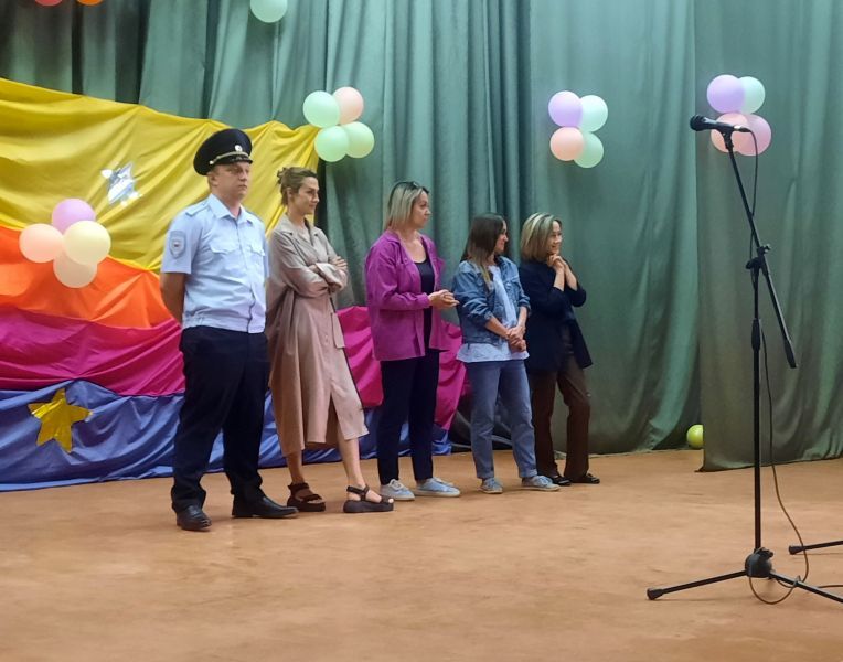 Орловские полицейские провели зарядку в детском лагере «Ёлочка»