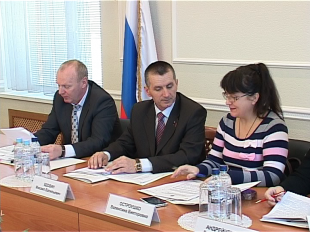 Легко ли устроиться в администрацию? О "нелегких" буднях чиновников