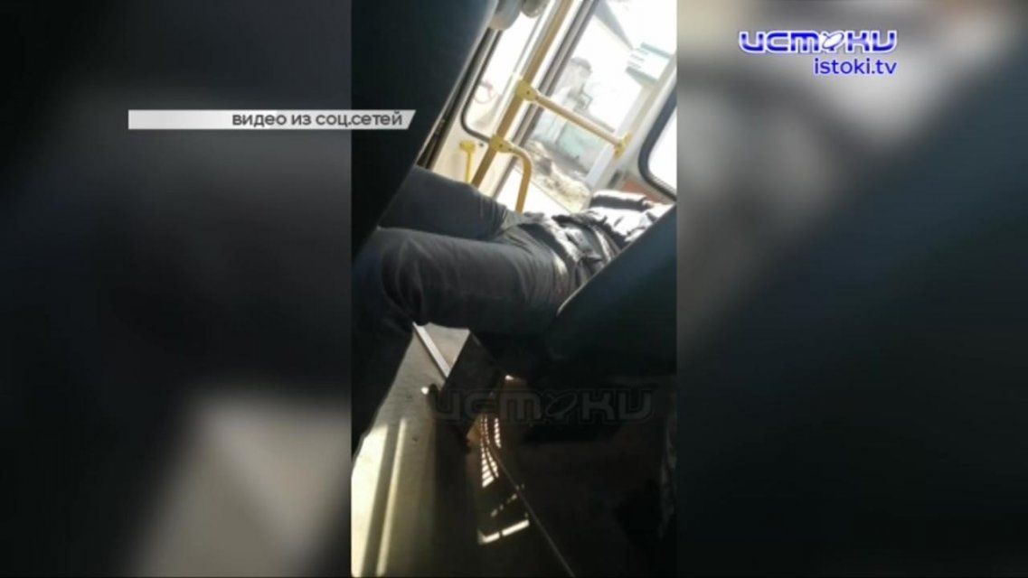 Видео: бесчувственное тело перекрыло проход в орловской маршрутке