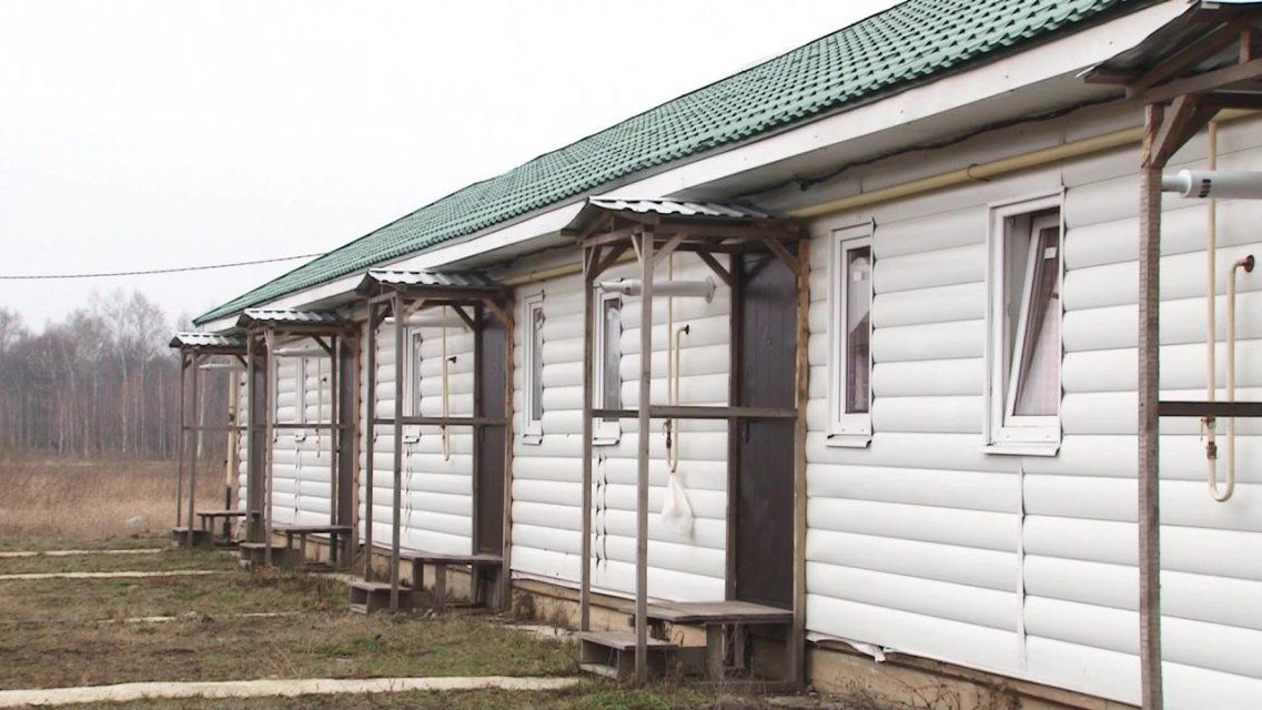 Замглавы Троснянского района задержали по делу о бараках для сирот