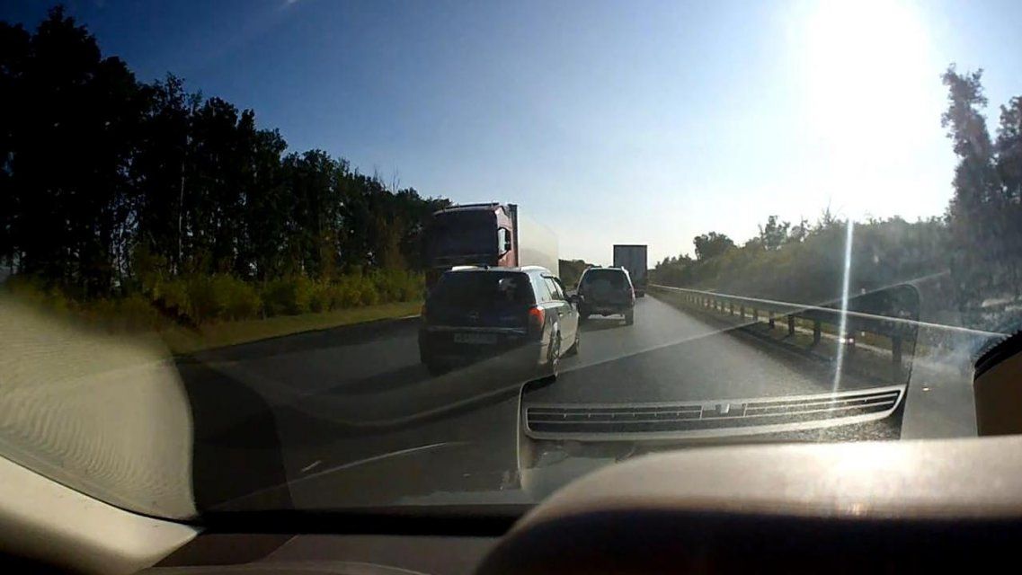 Орловские автомобилисты маневрируют прямо под фуры