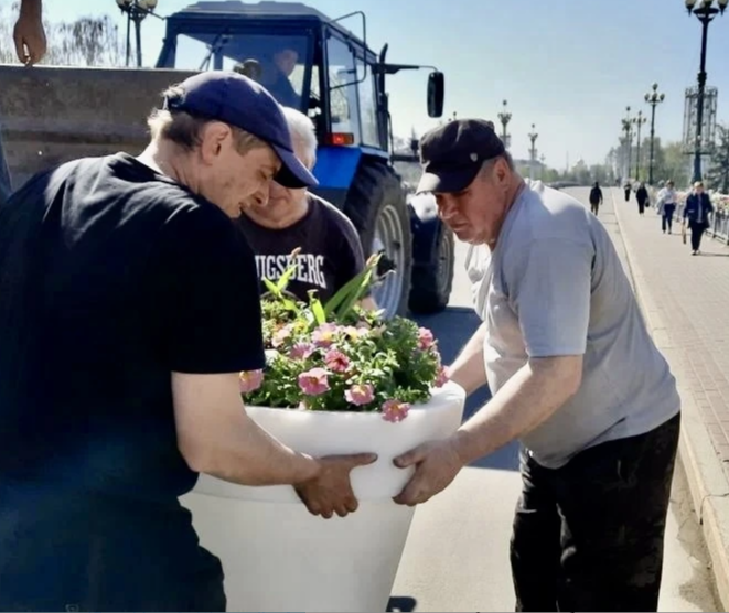В Орле на Ленинском мосту установили первые вазоны