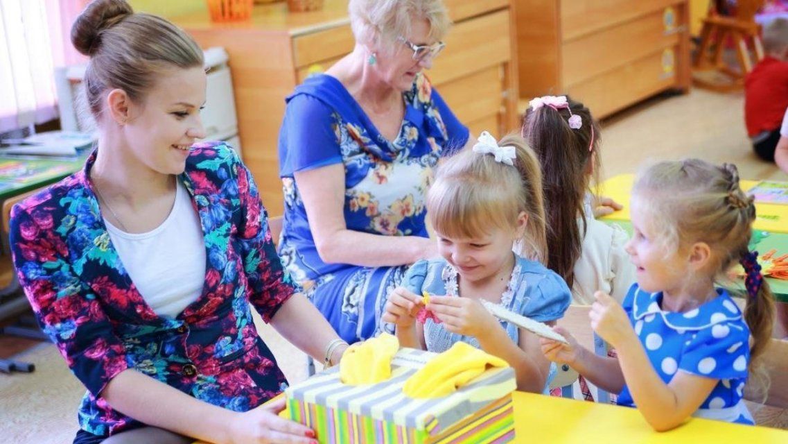 «Детский сад»: городские власти 4-ый месяц решают, как увеличить зарплаты воспитателей