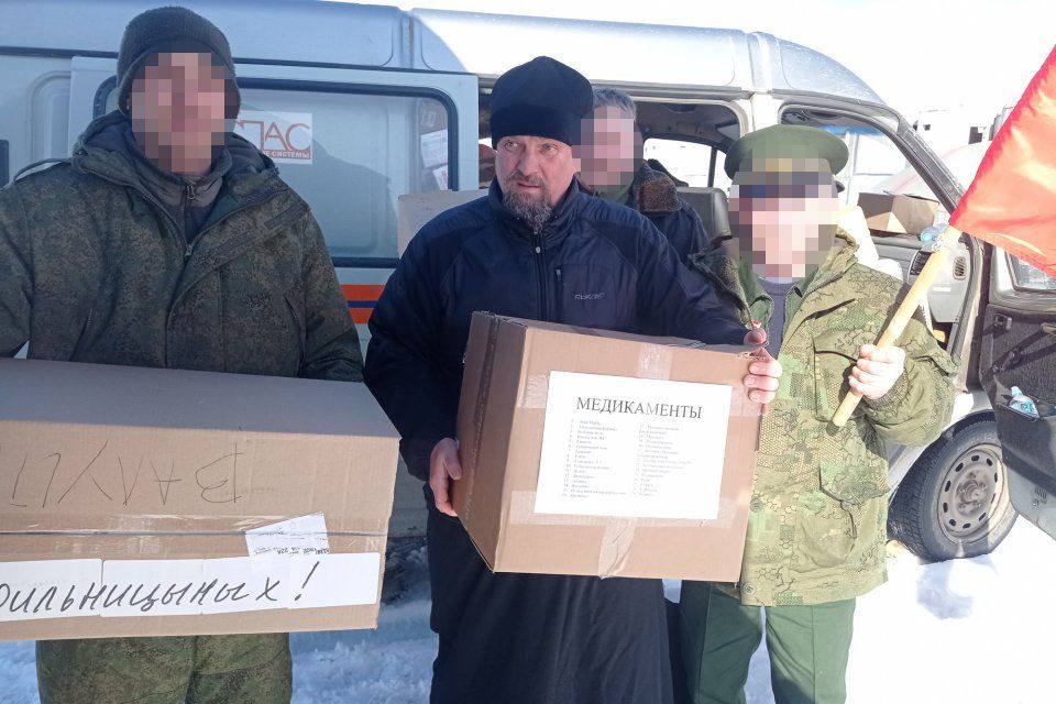 Орловский священник причастил раненных бойцов СВО и передал им лекарства и медтехнику