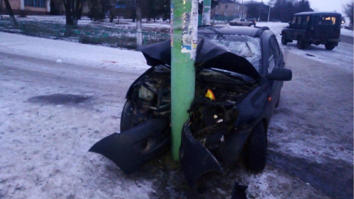 В Залегощи водитель авто влетел в опору ворот: трое пострадали