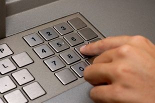 В Орле двое мужчин пытались украсть деньги из банкомата