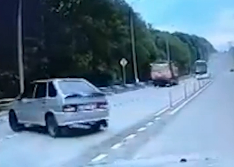 «Развернулся прямо перед «КАМАЗом». Момент смертельного ДТП на подъезде к Орлу попал на видео