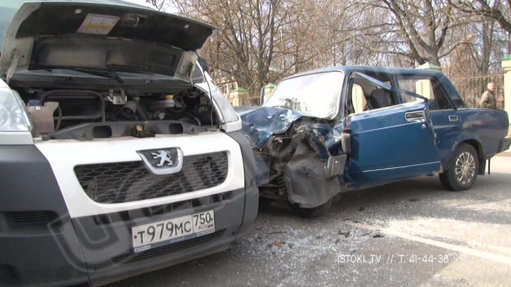 Фоторепортаж: в Орле два человека пострадали в ДТП возле института культуры