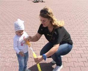 Вернуться в детство. На один час центр города заполнился мыльными пузырями 