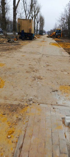 И все-таки это случилось. На Карачевском шоссе в Орле ломают свежеуложенные дорожки из плитки