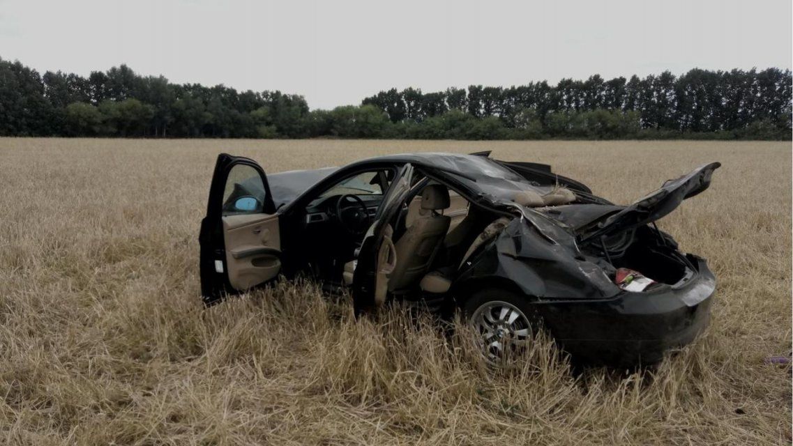 С орловской трассы опрокинулся спортивный седан