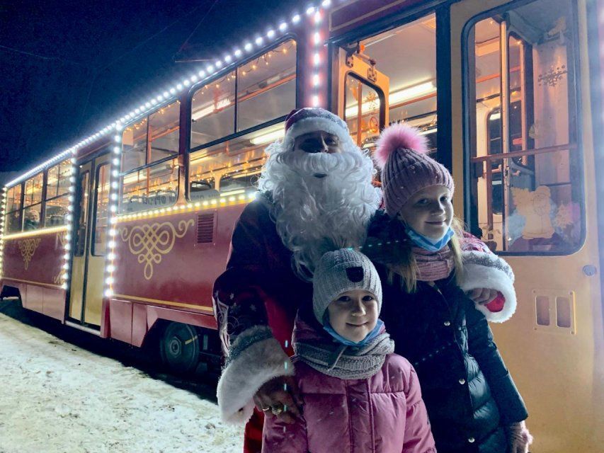 По Орлу начал курсировать новогодний трамвай