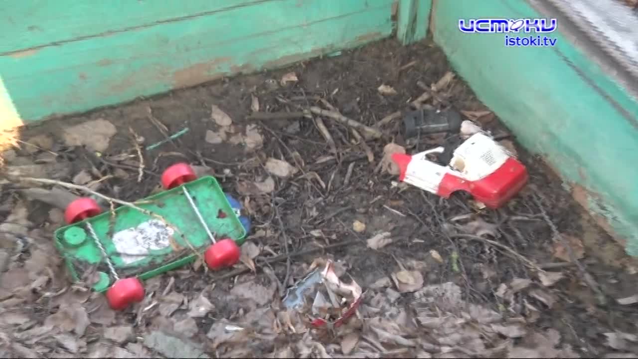 То денег нет, то подрядчика. 13-й дом по переулку Орлицкий не может дождаться капремонта и жильцы латают его сами, но это, конечно, мало помогает