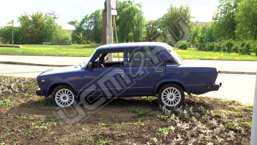 Фотофакт: в Орле отечественная легковушка вылетела с дороги на клумбу