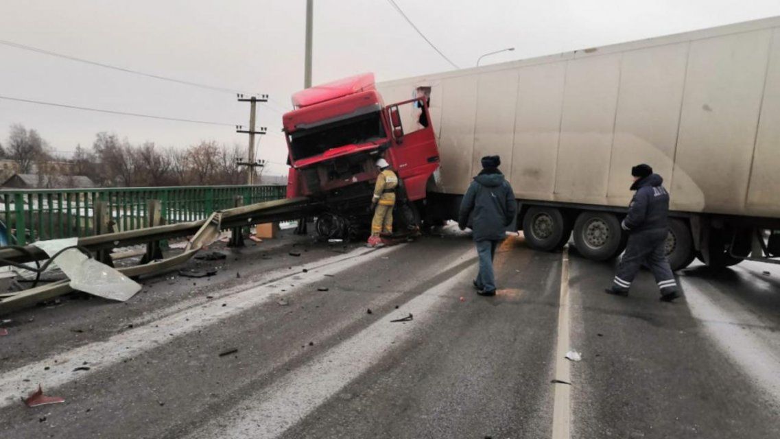 Под Ливнами фура перегородила дорогу, врезавшись в отбойник