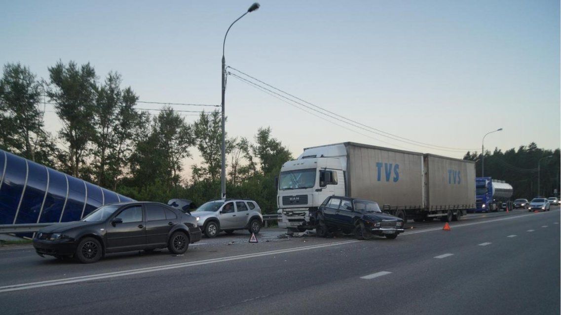 Под Орлом водитель грузовика устроил ДТП, собрав «паровозик» из трех авто 