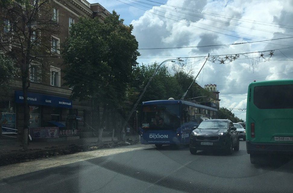 На ул. Московской в Орле движение троллейбусов парализовало из-за «грустного» столба