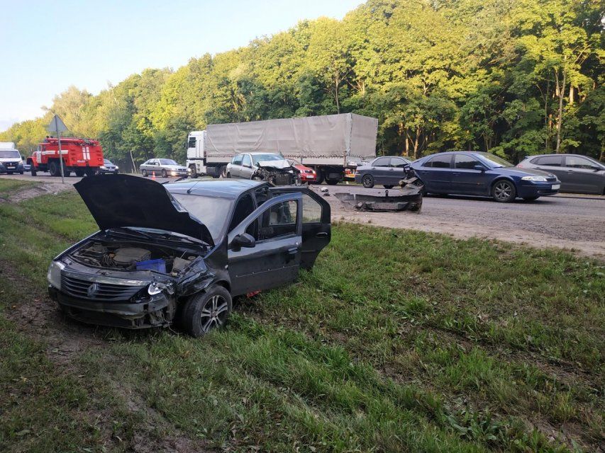 Три «Рено» и трое пострадавших: под Мценском не поделили дорогу «французы»