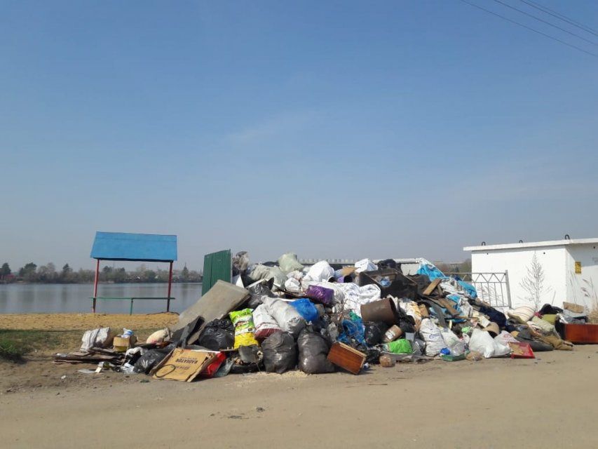 Фотофакт: городской пляж Орла утопает в мусоре