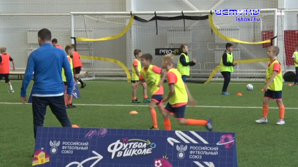 Орловские мальчишки сыграли в футбол с легендами 