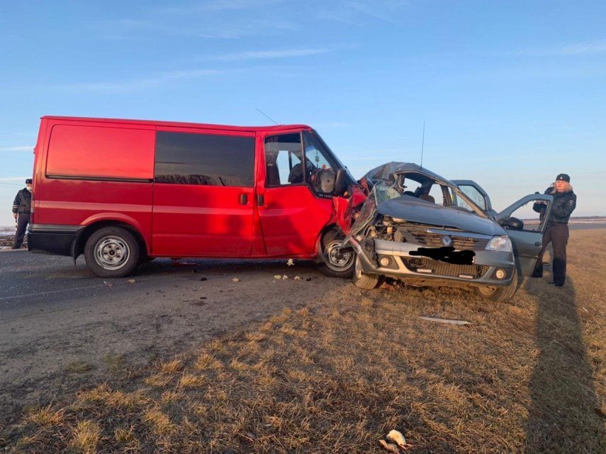 На орловской трассе столкнулись легковушка и микроавтобус. Погиб 7-летний мальчик