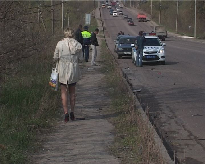 Авария на улице Раздольная — КАМАЗ смял легковушку